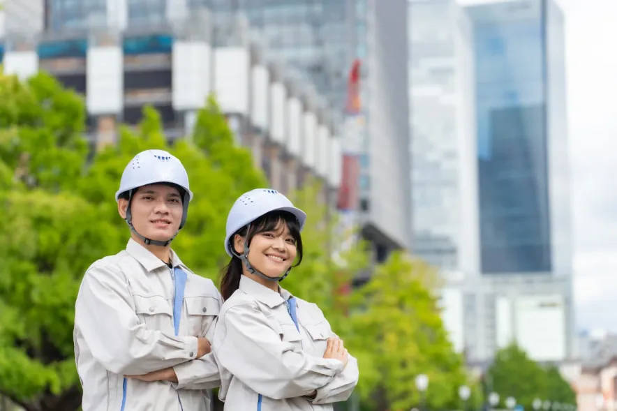 建設の現場で働く外国人のスタッフ